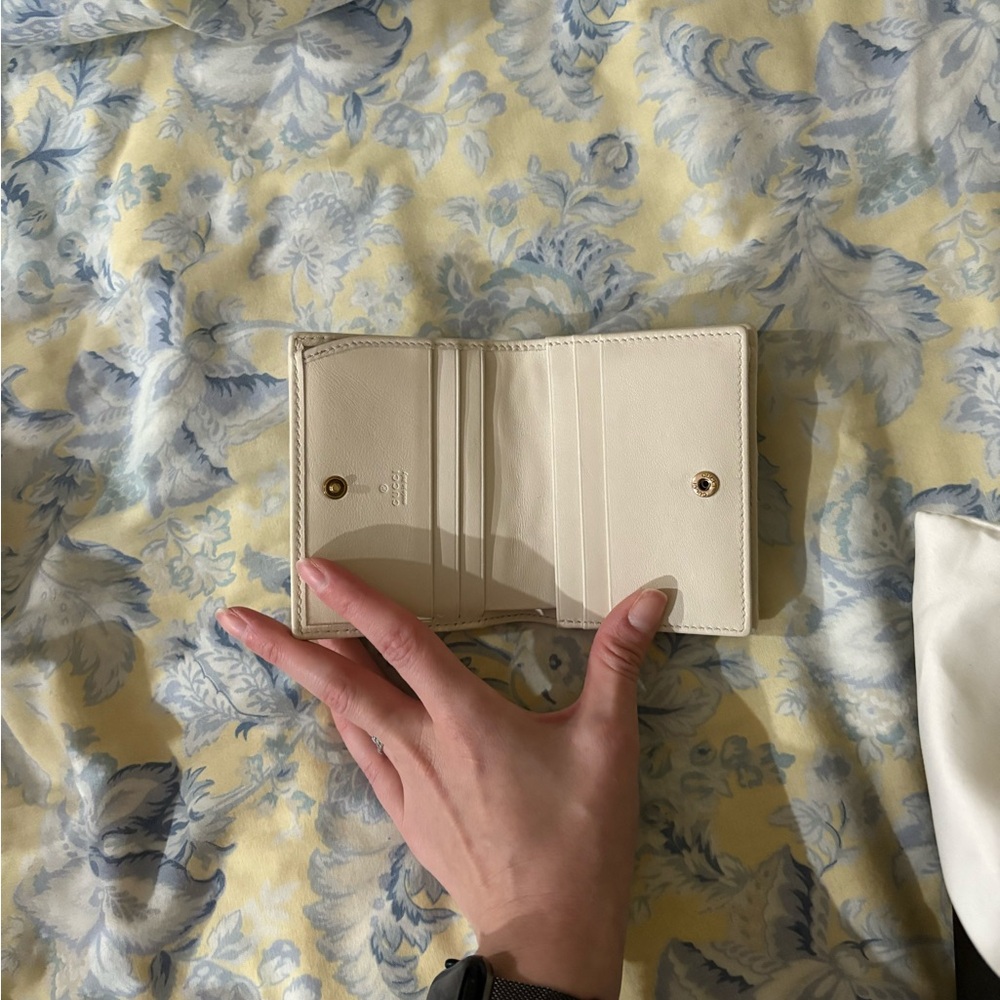 Gucci Beige Quilted Women's Wallet - Picture 3 of 5